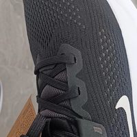 耐克缓震跑鞋实测：跑者的“脚感王者”，通勤运动双拿捏