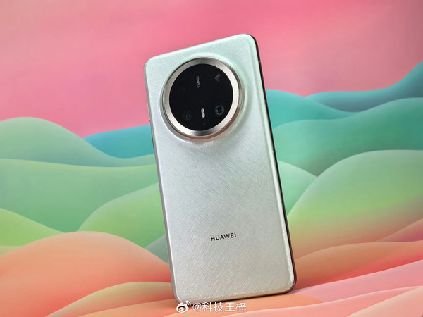 用了阵子Mate 70 Pro+，没什么花哨的，就是用着省心。鸿蒙系统日常用特顺，办公切文档、传东西都不卡，细节不用自己多琢磨。晚上拍点路边的灯、家里的饭，色彩也自然，不用瞎调后期。这种不用费心的体验
