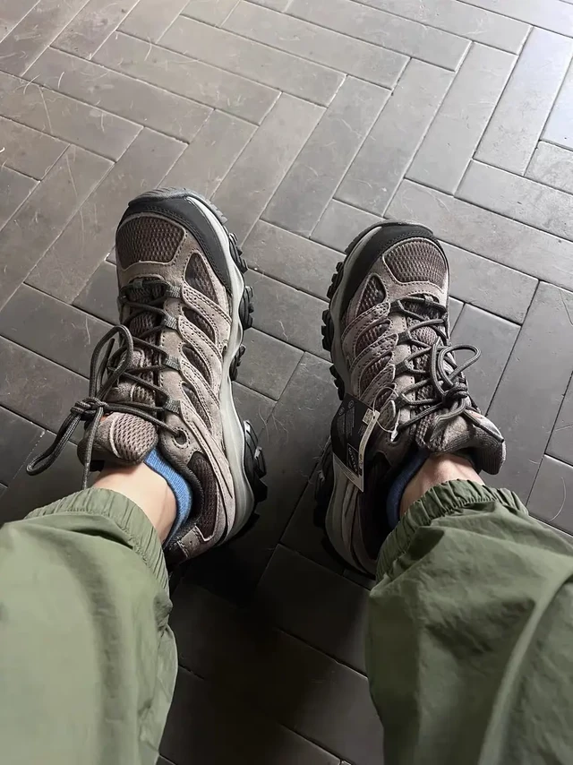 挖到了谢霆锋同款情侣登山鞋，亲测巨香！和男友挑情侣鞋挑了快一个月，试了好几双都没合意，直到刷到迈乐MOAB3 GTX——居然是谢霆锋同款！果断下手！他选了男神同款灰色，上脚挺沉稳；我入了白灰黑拼色，平