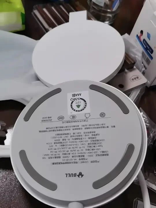 #所有女生体验官 #所有女生会员服务中心 #李佳琦官方社群 #BULL公牛 收到这款公牛台灯带插座一体多功能全光谱护眼学习专用床头台灯还挺惊喜的，灯光非常舒服，不会刺眼很柔和，但又很清晰。插座设计很方