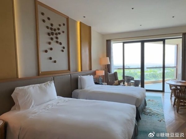 三亚海棠湾理文索菲特度假酒店｜法式浪漫撞上热带海景，带娃家庭的海岛度假地！ 三亚海棠湾的理文索菲特，是我在海岛度假里挖到的法式宝藏，把“慵懒奢华”和“亲子友好”四个字同时玩明白了。 ❶ 地理位置：海棠
