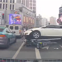 含一辆法拉利488！62岁大妈开车误操作连撞多车：官方通报