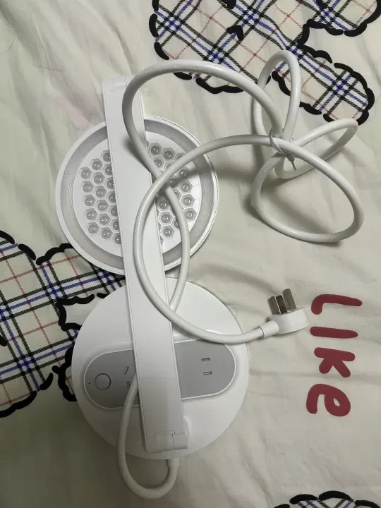 #所有女生体验官 #所有女生会员服务中心 #李佳琦官方社群 #BULL公牛 这款公牛台灯太绝了！简约的外观很有质感，灯头亮度充足且光线柔和，看书时眼睛一点都不觉得累。最贴心的是底座带插座和USB接口，