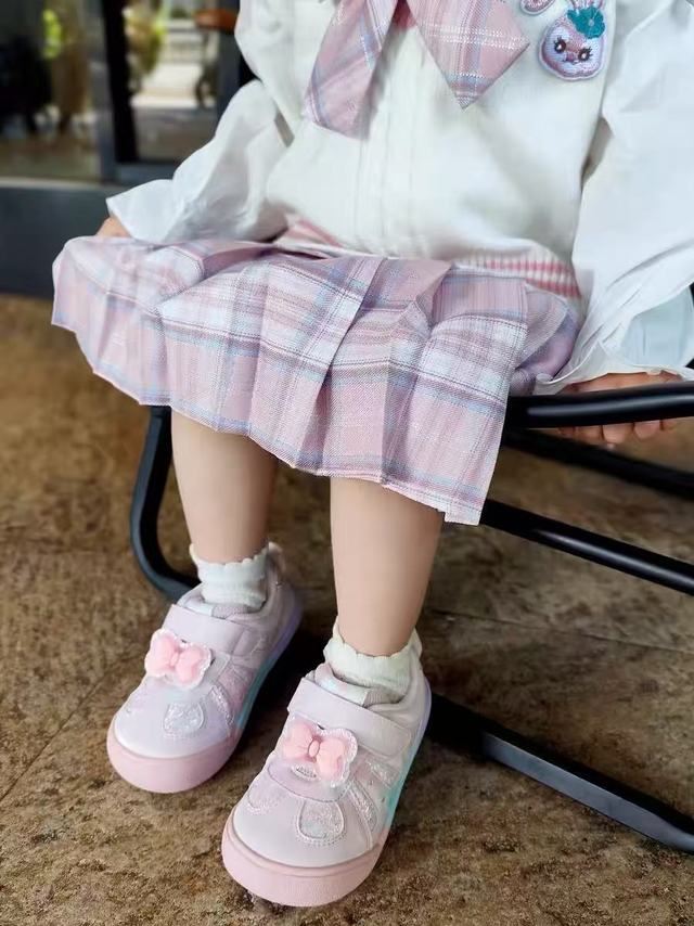 我家女儿穿了快1个月，脚感好还抗造，后悔没早买！