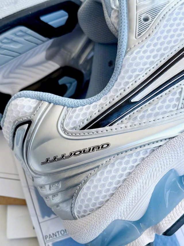 JJJJound x ASICS GEL-Kayano 14JJJJound将再次与ASICS合作推出GEL-Kayano 14联名版本实物曝光图1，这也是继三年前双方合作两款联名配色图2之后的新配色