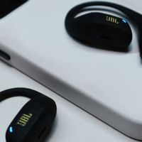 舒适佩戴与强劲低音