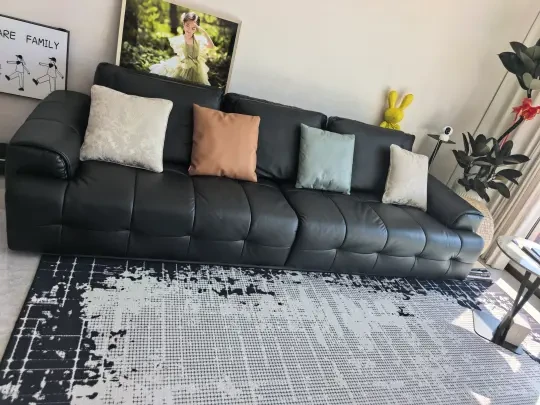 标题：
小户型咋了，劳伦斯沙发不配拥有？不存在的
正文内容：
小户型也能拥有的高级感！顾家劳伦斯真皮沙发使用体验分享📦@kuka顾家家居
作为一个对家具颜值要求极高的处女座，选沙发这件事纠结了整整两个