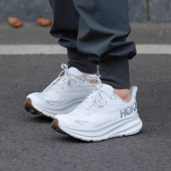 双 11 入 HOKA 克利夫顿 9！秋跑再也不喊累​