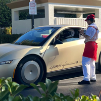 一步到位？特斯拉无人出租车 Cybercab 量产版将不配备方向盘