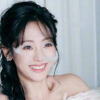 从“甜妹”到“氛围感女神”的蜕变！邢菲羽毛婚纱造型仙气拉满