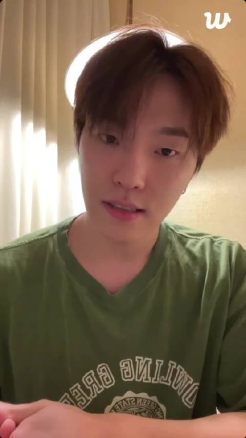 251027 李灿Dino丨直播灿师就健身问题发表重大讲话💎：灿尼在酒店会不会健身🦦：哦哟~~那当然了 在酒店当然可以健身 最近和DK哥 Shua哥还有珉奎哥做了下CrossFit 但是昨天没做 啊!