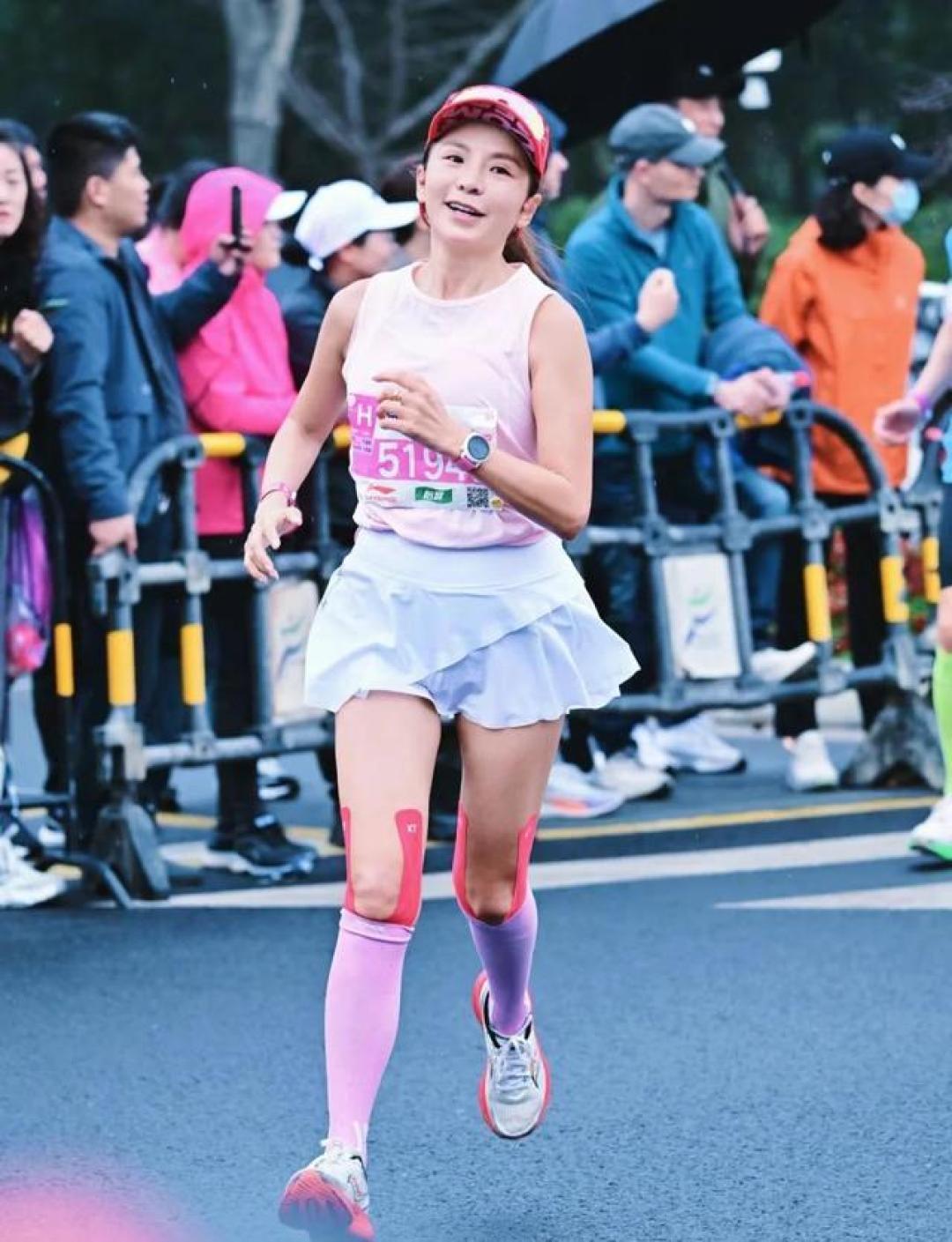 朱迅52岁再战杭马:从抗癌到跑道,中年潜能惊艳所有人
