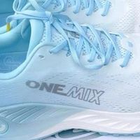 轻量缓震跑鞋，适合运动，也适合通勤哦！