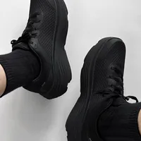 斯凯奇纵云跑鞋是‘千元平替’还是‘伪专业’？1000+用户真实观点大PK