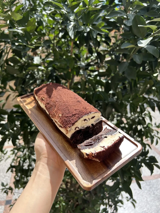 今天吃生巧提拉米苏百利甜酒磅蛋糕🧁
