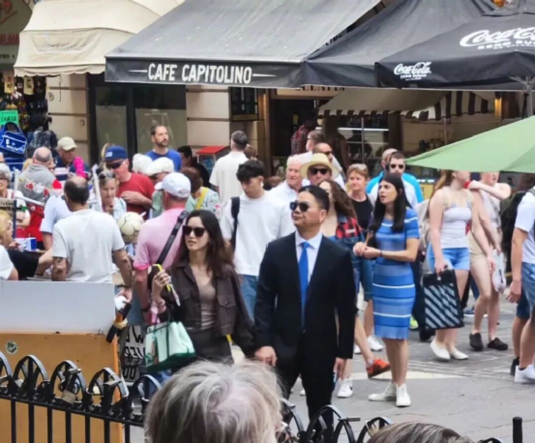 刘强东秀恩爱奶茶妹妹,打响最邪恶商战!