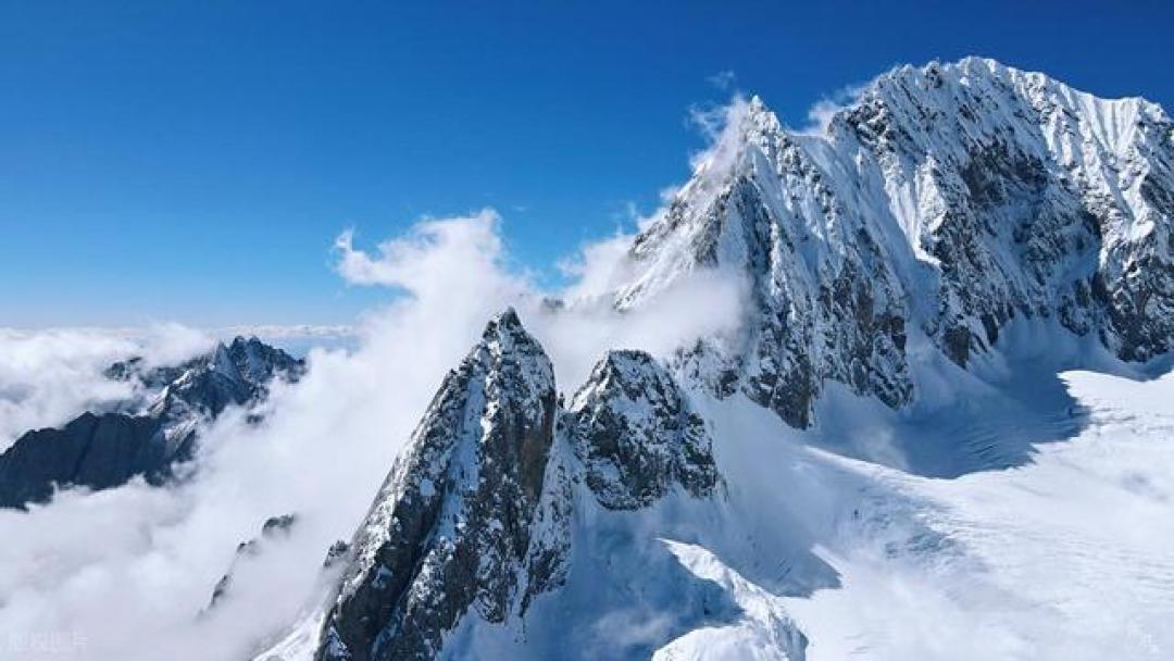张雨绮玉龙雪山绝美三连转场:冰川火焰间解码四维视觉美学