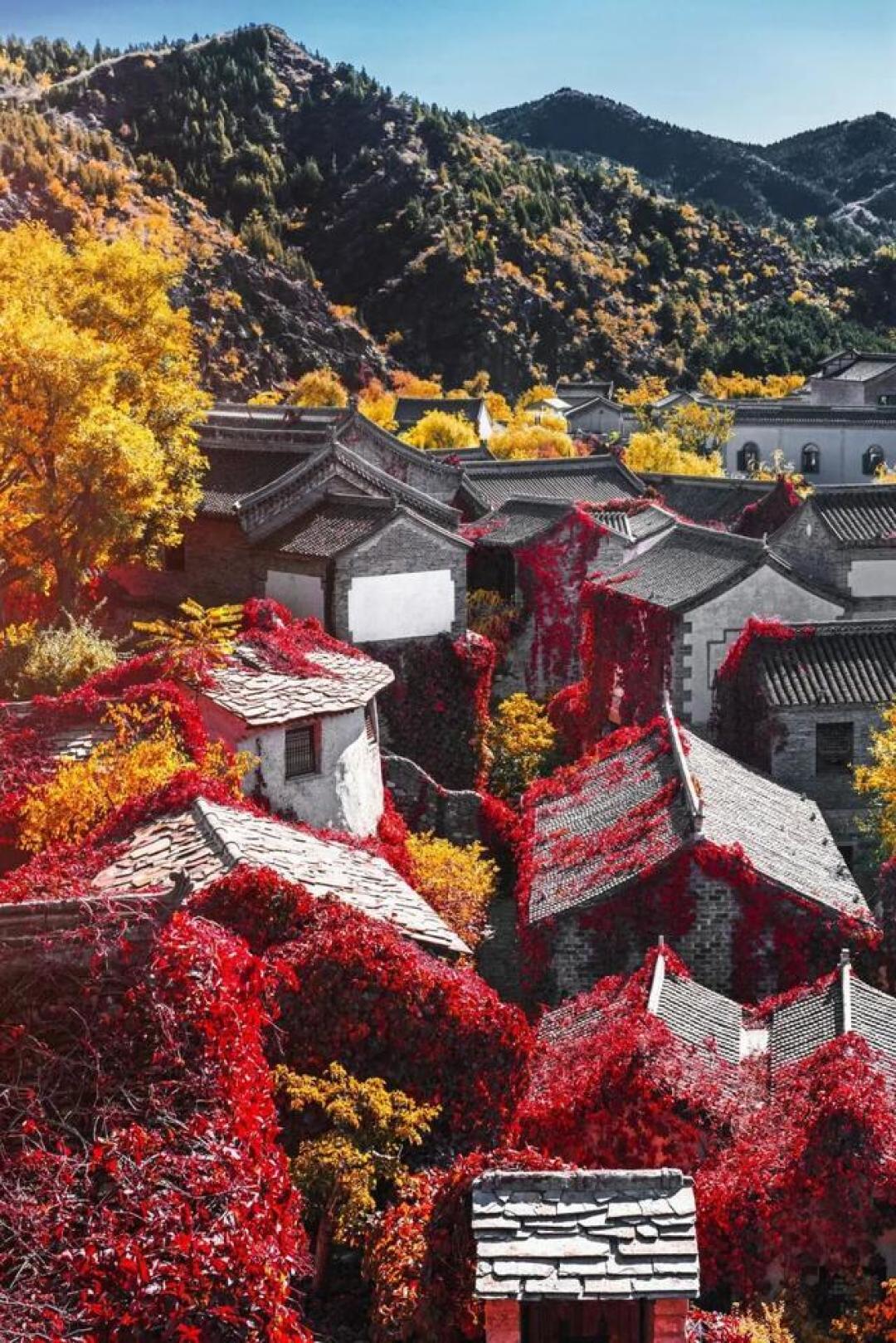 《故都秋色新章:琉璃瓦下的人间烟火与无人机灯共绘时空画卷》