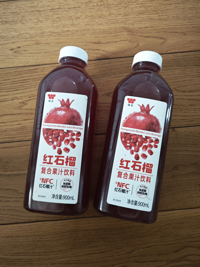 买了几瓶味全红石榴复合果汁，周末露营用