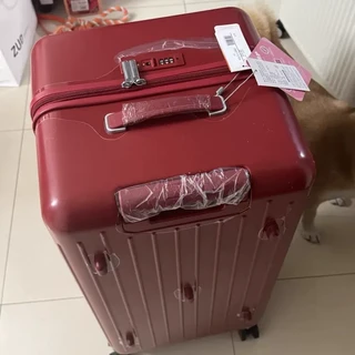 双 11 行李箱选它！美旅 28 寸轻便还能坐​