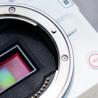 微单选购指南：5款对焦/便携/人像俱佳微单，佳能R50V凭全能圈粉