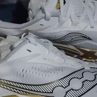 索康尼跑步鞋在科技应用上也十分领先