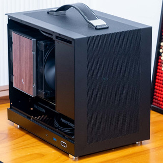 可以拎着走的3A小钢炮：华硕ROG B850i+撼讯9060XT游荡者装机分享