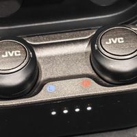 就只出这一趟门，借口买了副耳塞。