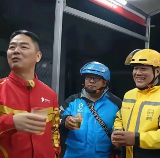 #饿了么APP更名为淘宝闪购#美团和京东外卖干架，结果阿里却默默的上桌了，还打出了淘宝闪购这张王牌估计刘强东也很纳闷，明明自己是主角，怎么突然就成了配角了！京东现在的对手真的越来越强了，淘宝闪购的加持