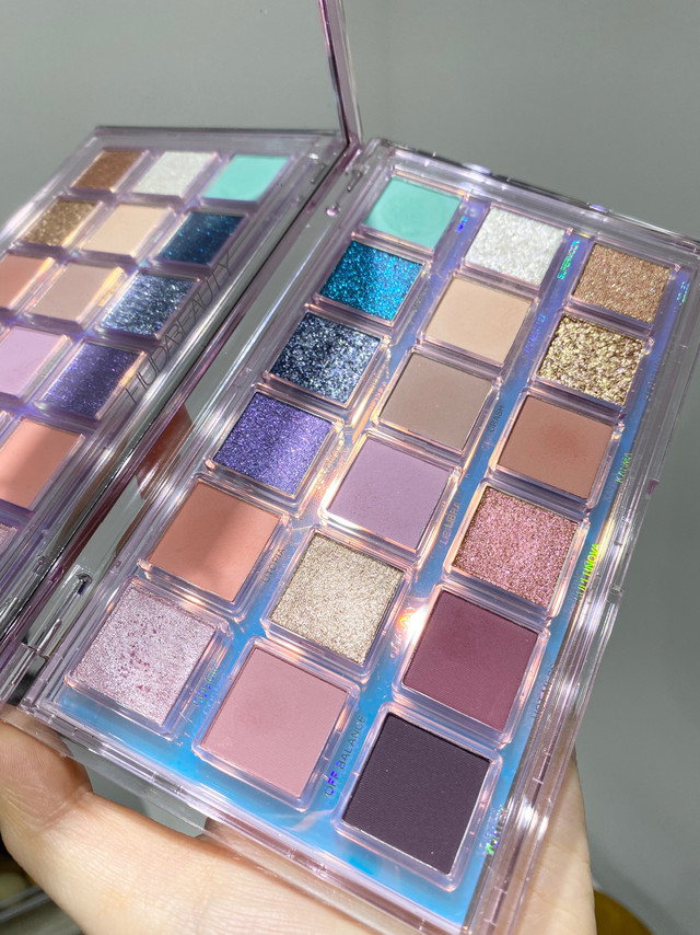 说真的，Huda Beauty的水妮盘是那种你一开始以为太浮夸、结果用上以后彻底上头的类型。最初看到这盘时，我也被那一格格蓝紫、金粉震得有点犹豫，直到真正摸粉上眼，我彻底被征服。它属于那种看似张扬、实