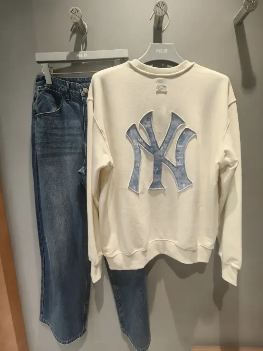 MLB 这套穿搭太戳我啦～米白色卫衣后背的 NY 大标很吸睛，牛仔元素拼接设计感拉满，搭配同风格牛仔裤，休闲又有范儿，日常出街或者和朋友约会穿都超合适，轻松拿捏美式潮流感～#男女可穿哦 #时尚潮流必备