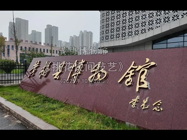 #故宫博物院藏文物有多绝？🏺走进故宫博物院，每一件文物都像会讲故事的时光使者。

📜陶瓷馆里的青花瓷，蓝白相间的纹路细腻得像水墨画，千年过去依旧干净利落，摸上去光滑得像婴儿的皮肤～

🎨书画馆里的《千