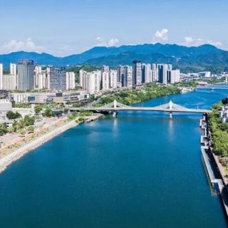 挖到一个0.5倍速的慢生活小县城，空气好物价低，鲜辣美食吃过瘾