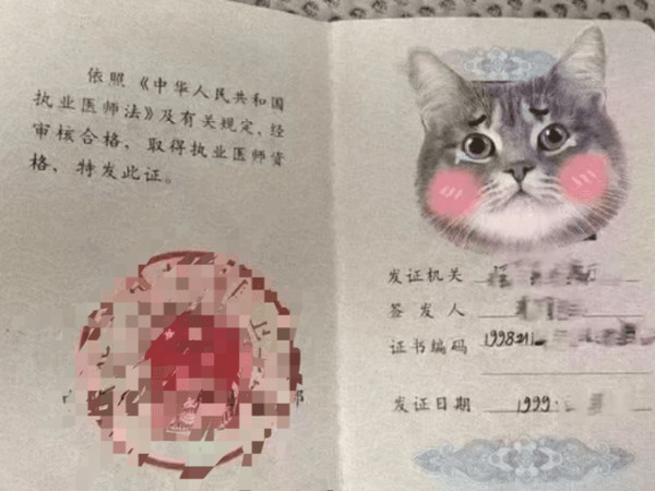 炫耀一下我妈！！！90年代的大学生，学的口腔，从业快30年了，口腔越老越吃香，跟口腔有关的问题她几乎一看就知道怎么回事我前段时间也不知道为啥，总感觉嘴里有味她掰着我嘴看了看，说是舌苔太厚还说：嘴之所以