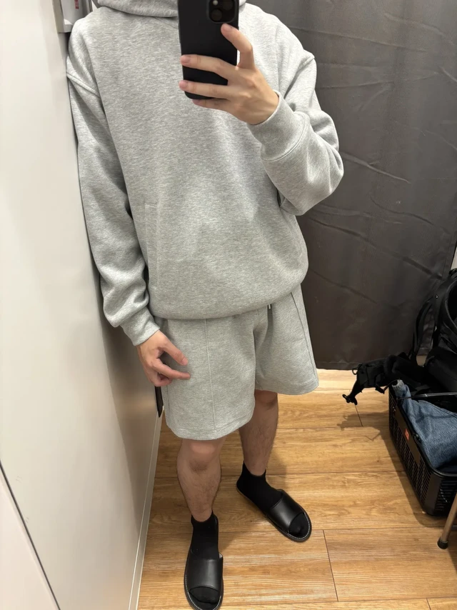 优衣库c系列封神卫衣！优衣库的这款卫衣真的是不管是版型还是面料都是封神的存在，三个颜色都很好看，无敌百搭
下身短裤来自kiayofistvoll，也是无敌百搭的一条裤子，搭配三种不同颜色毫不费力，氛围