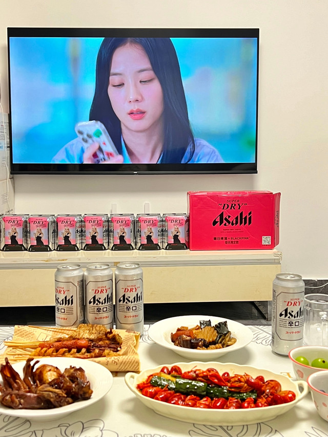 刷到#BLACKPINK代言朝日啤酒#的时候，我这个老粉+吃货博主直接从椅子上弹起来了！之前看海外路透就眼馋到不行，现在中国区不仅官宣，还出了联名款，这我能忍？立马冲去下单！刚拆快递就被包装美到了！每
