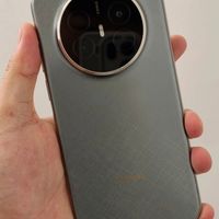 华为Mate 70 Air曝光：轻薄设计、金丝银锦工艺、鸿蒙6加持