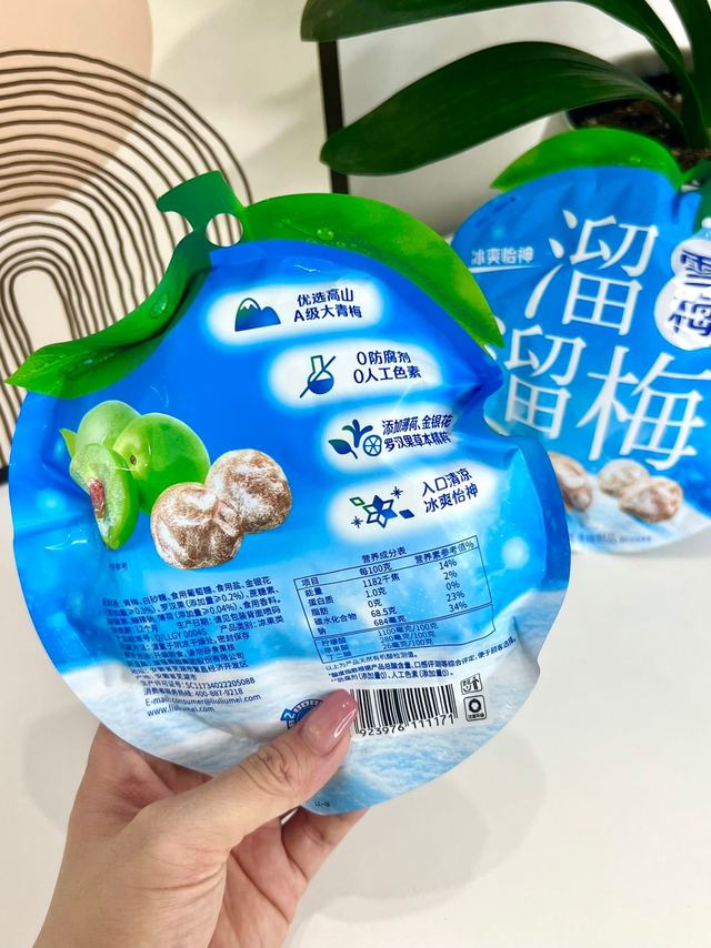 冷饮化得比方案改得快？❄️ 这颗-5℃的雪梅才是打工人的续命子弹！薄荷加持，冰爽怡神，还避免了雪糕的高热量富含多种天然有机酸，好吃又健康👉 提问：高温天你会选雪梅作为你的解暑神器吗？#中国青梅溜溜梅#