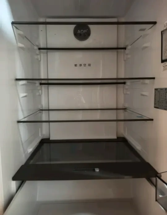 我发誓这是我用过最有序的冰箱！无忧嵌400升的13格分区空间设计得太合理了。门板上的瓶架、抽屉里的隔断，让所有食材一目了然，再也不怕东西埋在最里面过期了。一次购物，装下全家两周食材，收纳和使用体验都满