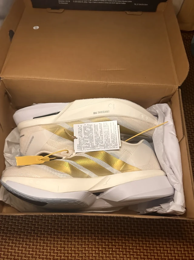 波士顿13首跑。阿迪居然有港宝了，爷青结。颜值没得说，性能别期望太多，和12差不多但是更重了，有氧堆量很不错，稳定性没那么差，要是喜欢12但是磨脚那可以考虑买13，舒适性提升很大，其他和12差不多，看