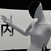 走猫步、有“耳朵”被质疑藏人｜大人，时代变了，机器人都能颠锅了