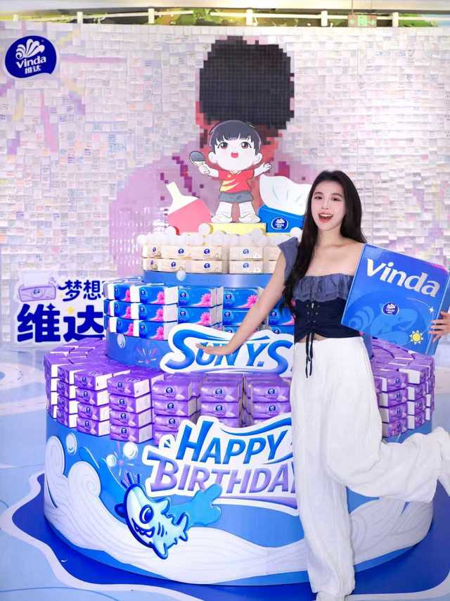 前方高能！莎莎生日会现场直击！ 今天在@维达Vinda 线下快闪现场为莎莎庆生🎂！整个人激动到原地转圈圈～4*6m的巨型莎莎TIFO也太震撼了吧墙上都是球迷们满满的祝福！诚意手写版！旁边巨型纸巾蛋糕直