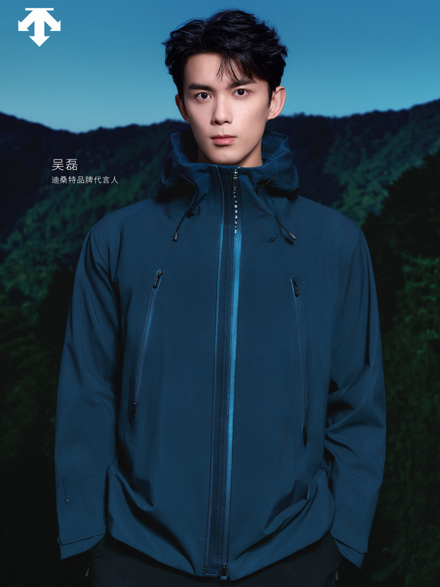 高端运动品牌迪桑特（DESCENTE）正式宣布青年演员吴磊成为品牌代言人，并发布以“凭实力，任穿行”为主题的品牌大片。合作以专业精神为核心，探讨在运动与生活中持续突破的态度。今年是迪桑特创立 90 周