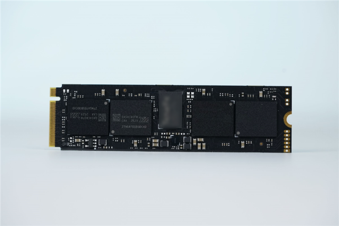 无散热也能满血!长江存储致态小翼e7 1TB SSD评测:原厂品质保障下的性价比王者