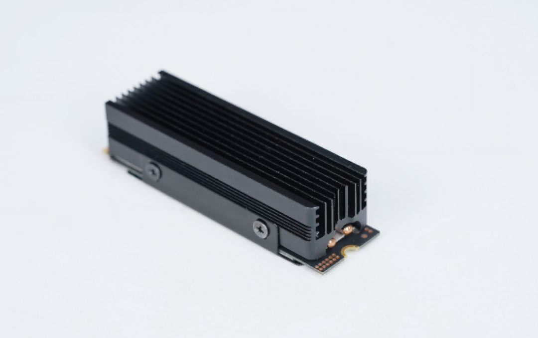 无散热也能满血!长江存储致态小翼e7 1TB SSD评测:原厂品质保障下的性价比王者