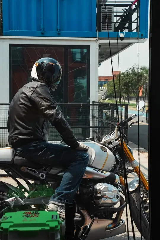 COS一下阿汤哥，穿皮衣骑拿铁，在城市中穿梭