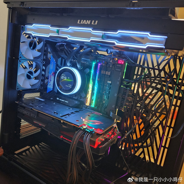 主机之前计划明年年后装的，结果东西买着买着就差不多齐了，然后就提前装了，主板本来想买华硕的X870E Hero背插版本，但那个主板没有双显卡卡槽，主板的显卡供电好像最高是600W，担心以后出60系还是
