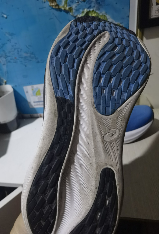 亚瑟士跑鞋