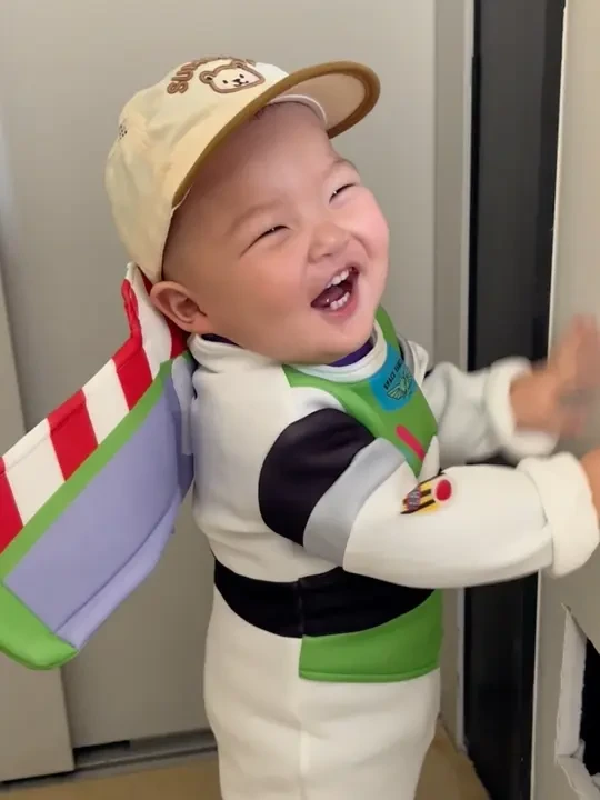 生了个来报恩的宝宝 每次出门都被围观！