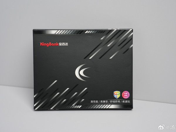 当颜值与性能撞个满怀，金百达星刃白 DDR5 6800 内存条堪称台式机升级的理想之选。通体纯白的 2mm 加厚金属马甲搭配蜂巢纹理，不仅适配各类白色主题机箱，更暗藏强悍散热实力 —— 工业级导热硅脂